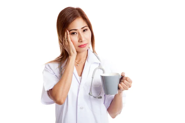 Asiatische junge Ärztin bekam Kopfschmerzen — Stockfoto