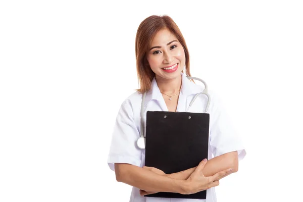 Азиатская молодая женщина-врач улыбается с планшетом — стоковое фото