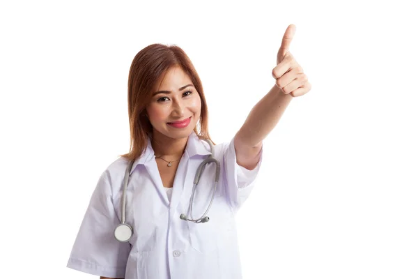 Молодая азиатская женщина-врач показывает большие пальцы вверх — стоковое фото