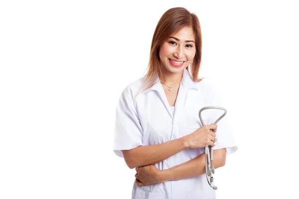 Młodych azjatyckich kobiet lekarza trzymaj stetoskop i uśmiech — Zdjęcie stockowe