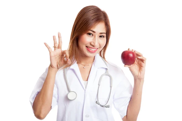 Pokaż młodych azjatyckich kobiet lekarza Ok z jabłkiem — Zdjęcie stockowe