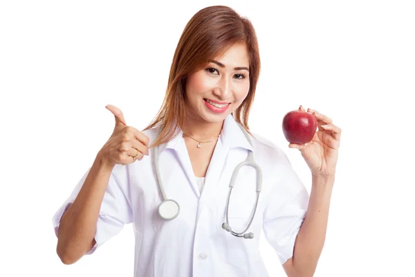 Joven asiática médico pulgares arriba con manzana —  Fotos de Stock