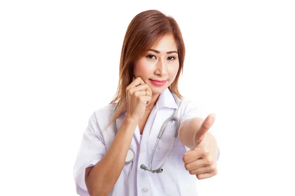 Jovem asiática médico puxar máscara e mostrar polegares para cima — Fotografia de Stock