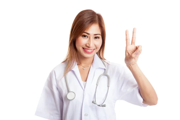 Молодая азиатская женщина-врач показывает знак победы — стоковое фото