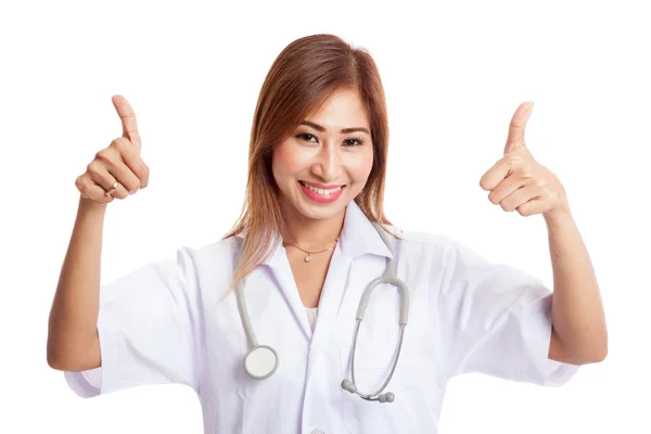 Молодая азиатская женщина-врач показывает два больших пальца вверх — стоковое фото