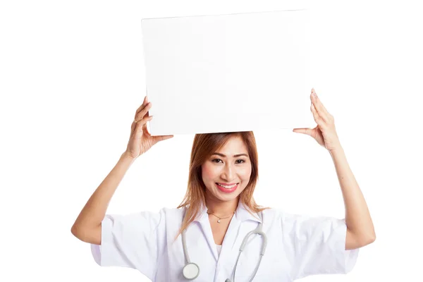 Joven asiática médico muestra un signo en blanco sobre la cabeza —  Fotos de Stock