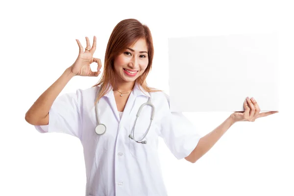 Young Asian female doctor show a blank sign and OK sign — Stock Photo, Image