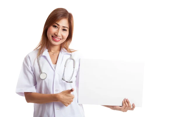 Pokaż młodych azjatyckich kobiet lekarza kciuk w górę i pusty znak — Zdjęcie stockowe