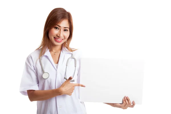 Jovem asiática médica apontar para um sinal em branco — Fotografia de Stock