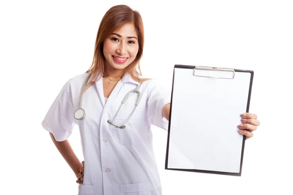 Giovane asiatico femmina medico spettacolo un vuoto appunti — Foto Stock
