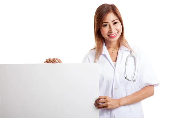 Giovane asiatico femmina medico standing dietro bianco cartellone bianco — Foto Stock