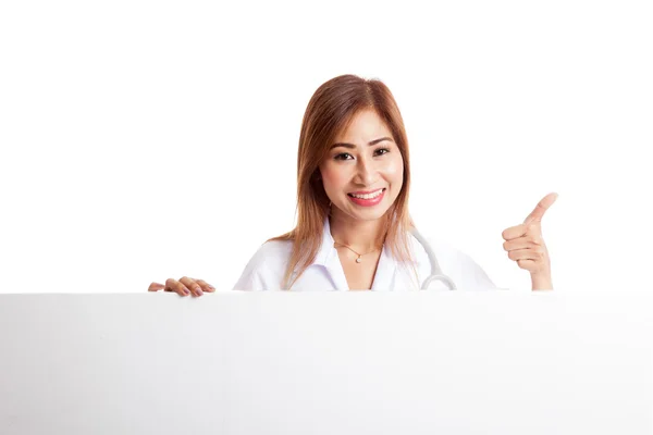 Giovane asiatico femmina medico standing dietro bianco cartellone bianco — Foto Stock