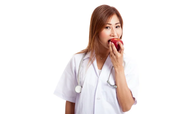 Unga asiatiska kvinnliga läkare äter äpple — Stockfoto