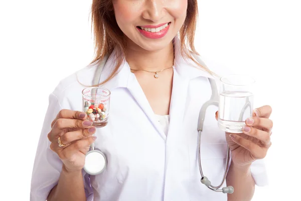 Jeune asiatique femme médecin avec de l'eau et de la médecine — Photo