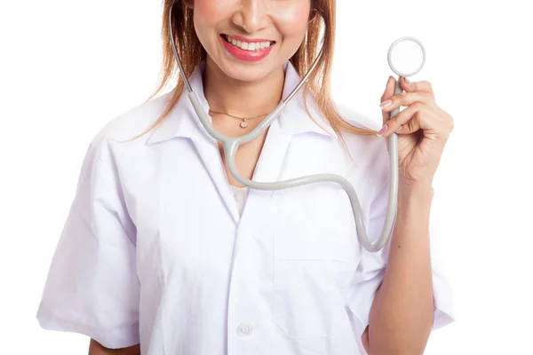 Молодая азиатка-врач со стетоскопом — стоковое фото