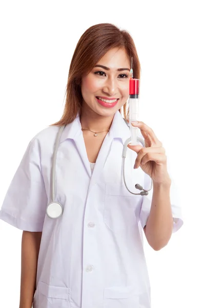 Joven asiática médico sonrisa hold jeringa —  Fotos de Stock