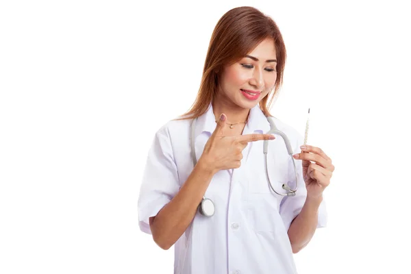 Nahaufnahme junge asiatische Ärztin mit Thermometer — Stockfoto