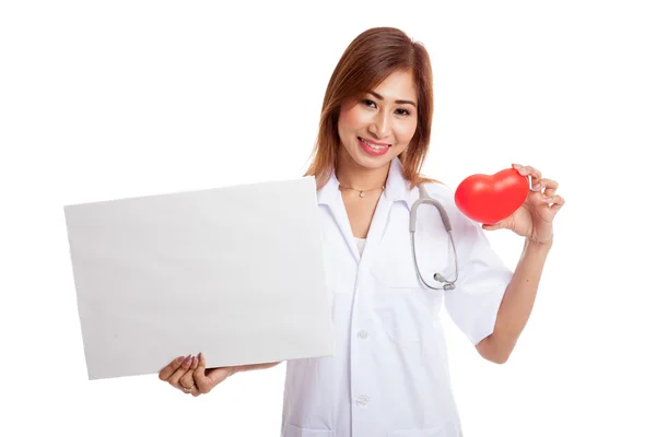 Jovem asiática médica com coração vermelho e sinal em branco — Fotografia de Stock