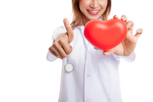 Junge asiatische Ärztin mit rotem Herzen — Stockfoto