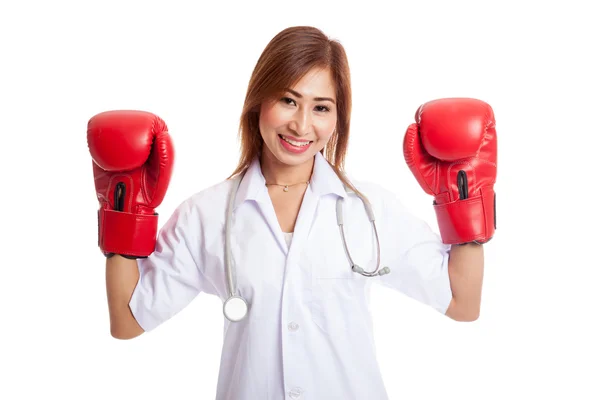Giovane asiatico medico donna guardia con guanto da boxe — Foto Stock