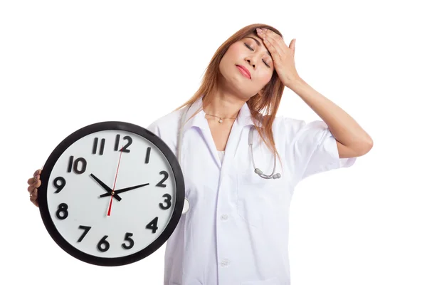 Jeune asiatique femme médecin maux de tête avec une horloge — Photo