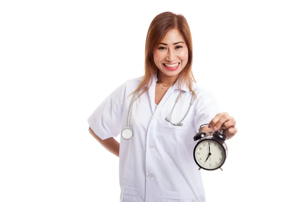 Jeune asiatique femme médecin heureux montrer une horloge — Photo