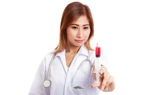 Молодая азиатская женщина доктор улыбка держать шприц фокус на шприц — стоковое фото