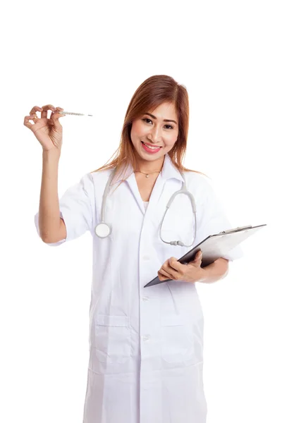 Giovane medico femminile asiatico con termometro e appunti — Foto Stock