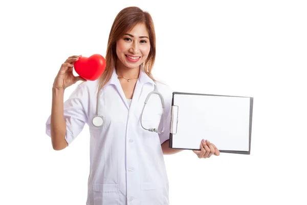 Jovem asiática médica com coração vermelho e área de transferência em branco — Fotografia de Stock