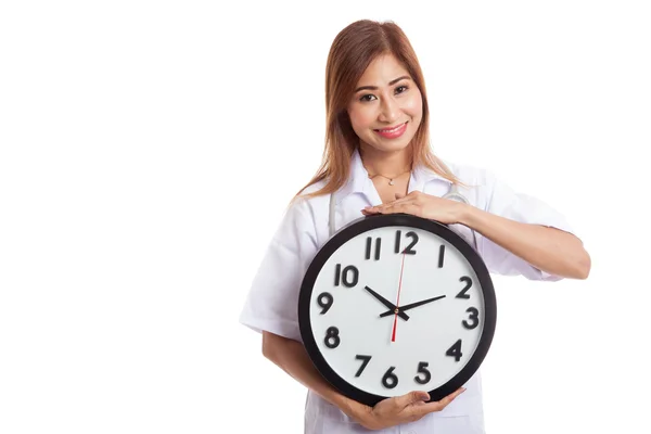 アジア系の若い女性医師幸せ表示時計 — ストック写真