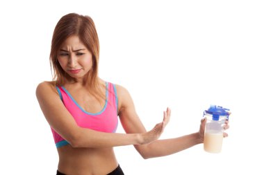 Güzel Asyalı sağlıklı kız nefret peynir altı suyu proteini