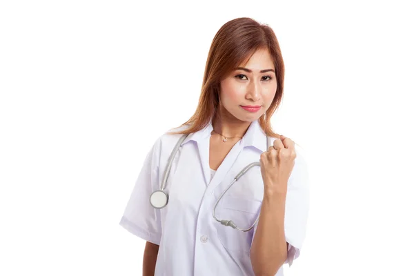 Портрет уверенности молодой женщины-врача держит кулак — стоковое фото