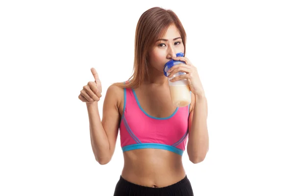 Gyönyörű ázsiai egészséges lány show remek ital tejsavó-fehérje — Stock Fotó