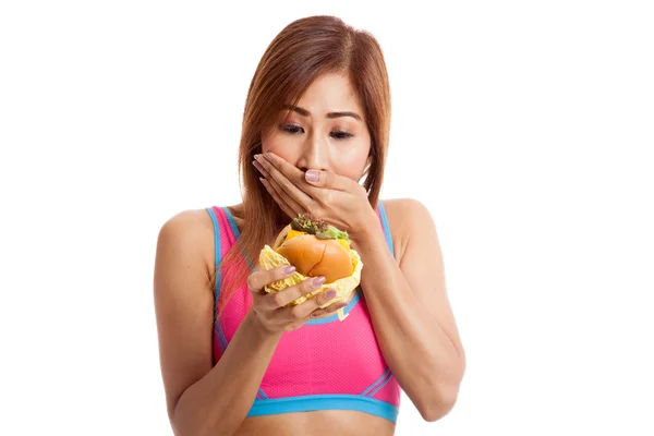 Mooie Aziatische gezond meisje geniet van eten hamburger — Stockfoto