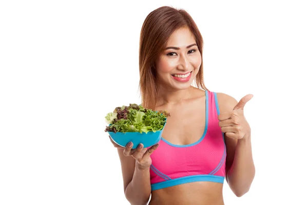 Красивая азиатская здоровая девушка с большим пальцем вверх с салатом — стоковое фото