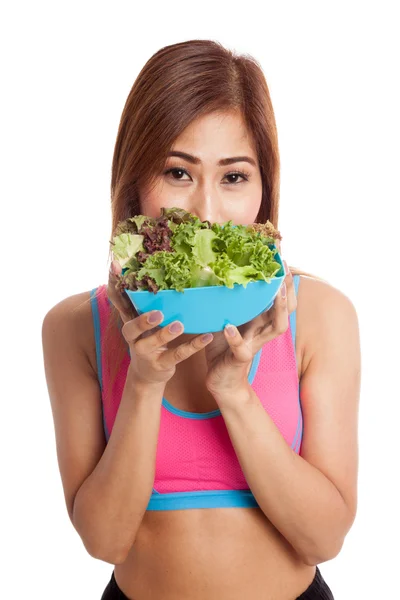 Hermosa chica sana asiática con ensalada — Foto de Stock