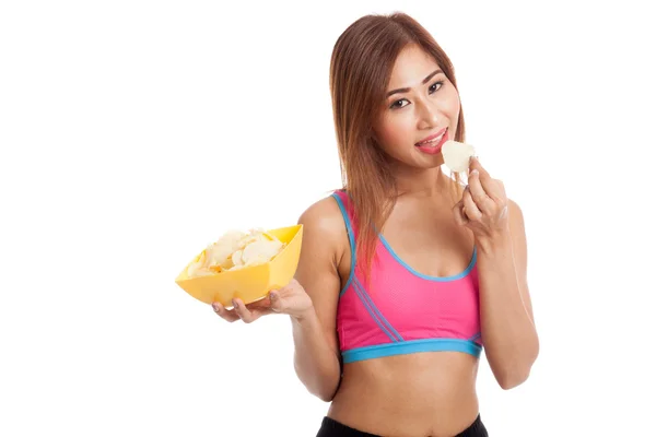 美しいアジアの健康的な女の子がポテトチップスを食べる — ストック写真