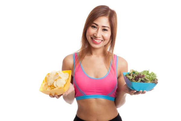 Linda asiática saudável menina salada e batatas fritas — Fotografia de Stock