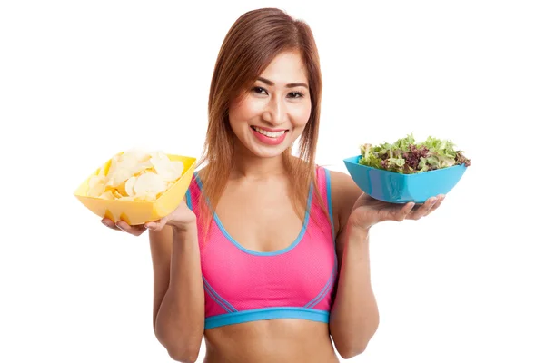 Schöne asiatische gesunde Mädchen Salat und Kartoffelchips — Stockfoto