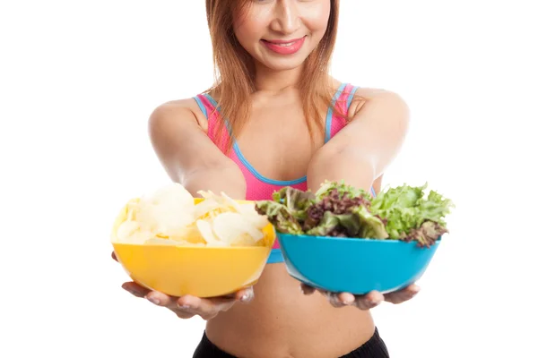 Asiatische gesunde Mädchen Salat und Kartoffelchips aus nächster Nähe — Stockfoto