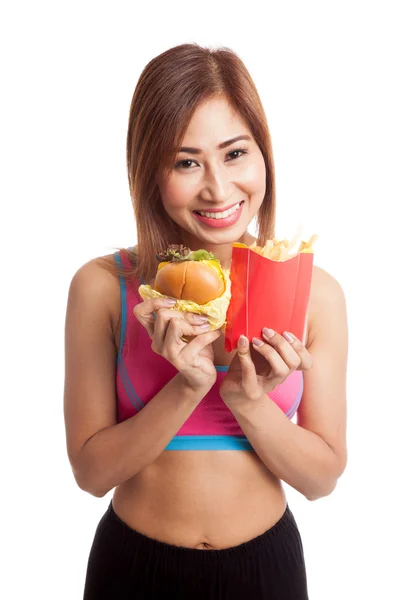 Красивая азиатская здоровая девушка с картошкой фри и гамбургером — стоковое фото