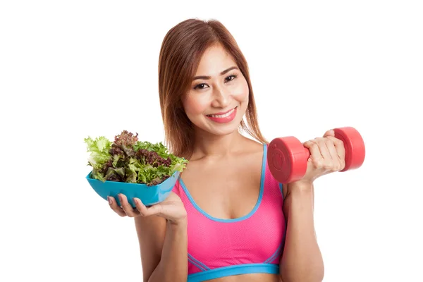 Belle fille asiatique en bonne santé avec haltère et salade — Photo