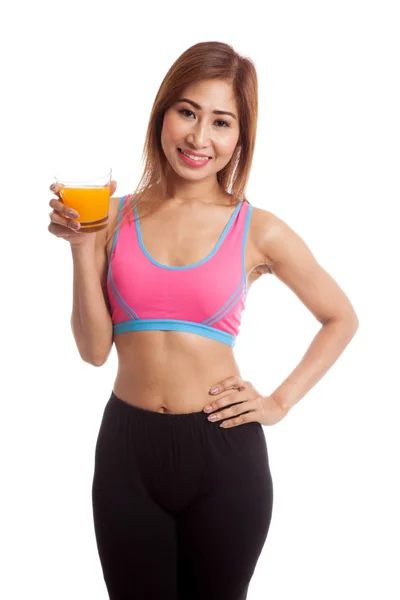 Красивая азиатская здоровая девушка пьет апельсиновый сок — стоковое фото