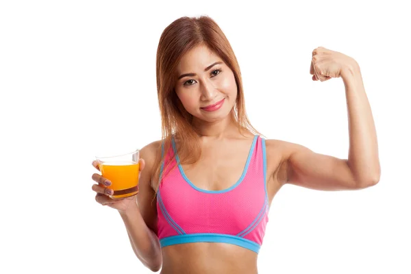 Hermosa chica sana asiática bebiendo jugo de naranja flexing bi — Foto de Stock