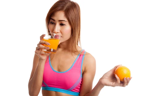 Mooie Aziatische gezond meisje met sinaasappelsap en oranje fruit — Stockfoto