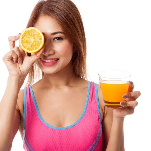 Mooie Aziatische gezond meisje met sinaasappelsap en oranje fruit — Stockfoto