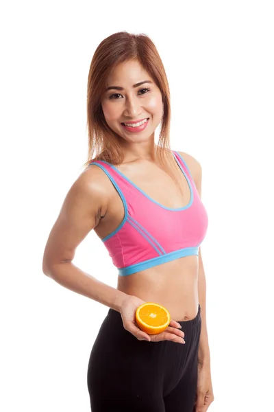 Menina saudável asiática bonita com fruta laranja — Fotografia de Stock