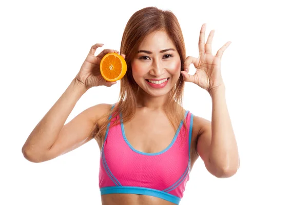 Schön asiatische gesunde Mädchen zeigen ok mit orange Früchte — Stockfoto