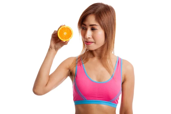 Menina saudável asiática bonita com fruta laranja lambe os lábios — Fotografia de Stock