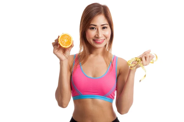 Азиатская здоровая девушка на диете с апельсиновыми фруктами и измерительной лентой — стоковое фото